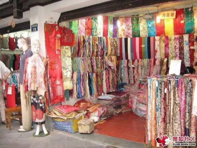 2017苏杭丝绸服装（郏县）博览会盛大开幕 3000条真丝围巾免费送，针纺织品精品汇聚